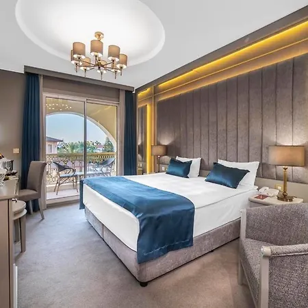 Savoy & Casino 酒店 凯里尼亚